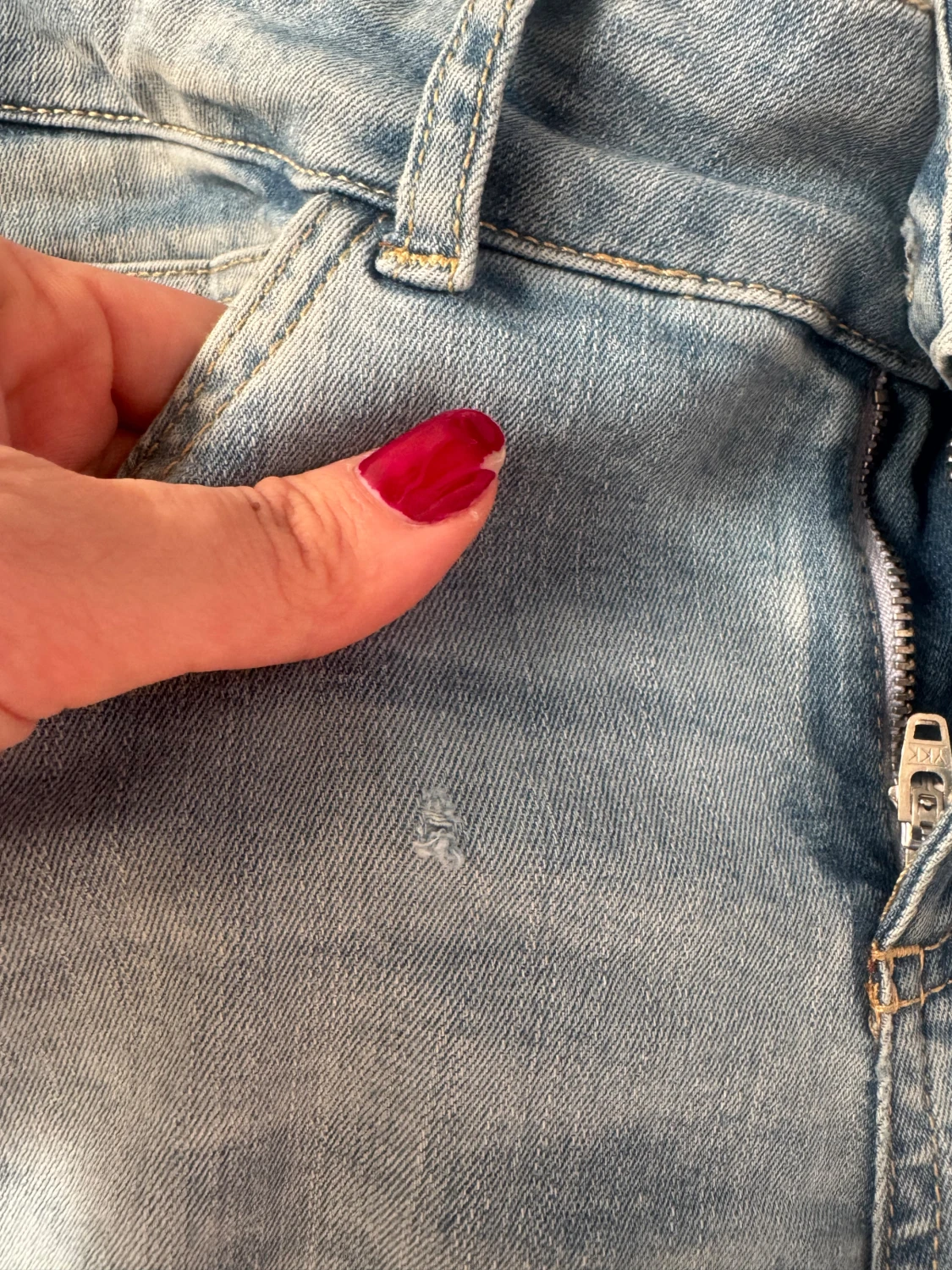 Ljusa blå jeans med slitna knän från Nelly - 4