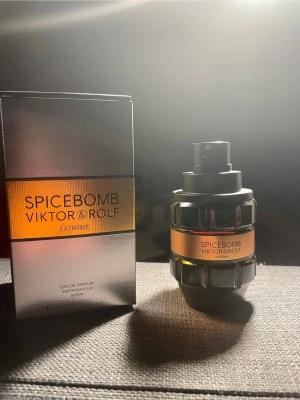 Spicebomb Extreme Eau de Parfum - Spicebomb Extreme från Viktor & Rolf är en Eau de Parfum med en cool och unik design. Volymen är 50 ml, perfekt att ta med sig. Snygg flaska som sticker ut och passar dig som vill ha något annorlunda i din samling.