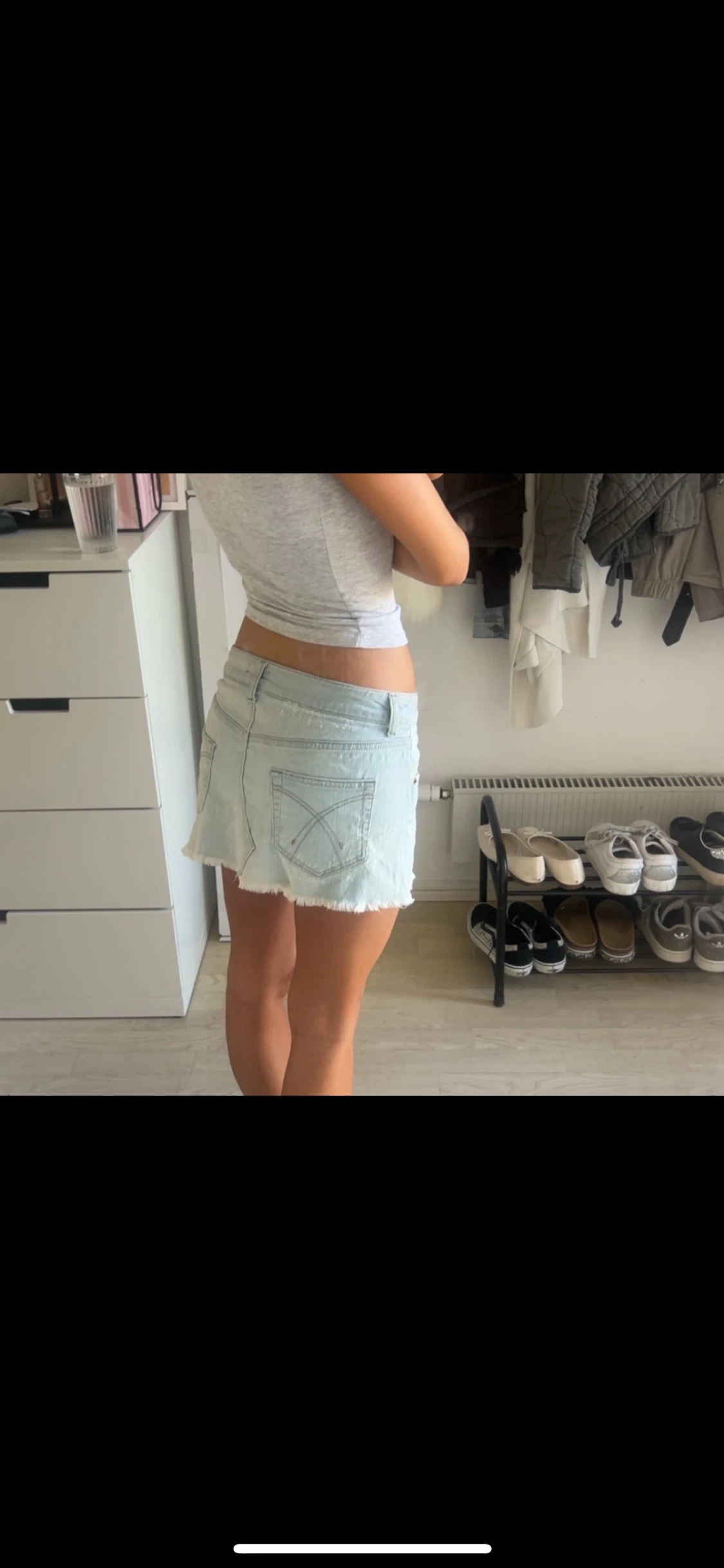 Jättesnygg lågmidjad ljusblå jeanskjol - 3