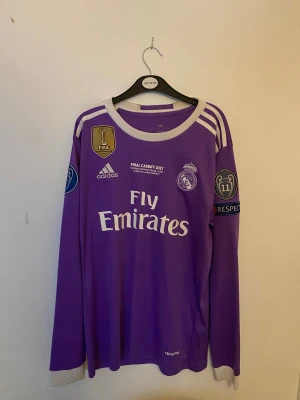 Ronaldo 17/18 tröja - En retro real Madrid tröja med Ronaldo på ryggen. Den är snygg och perfekt för att köra fotboll med kompisar men också för stil. Kolla in shoppen för mer snygga kläder!!