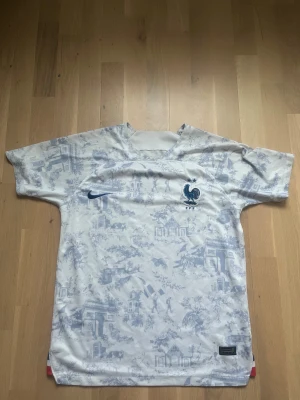 Frankrike fotbollströja Nike - Frankrike tröja som knappt har använts, priset kan sänkas lite.