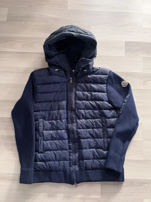 Moncler Cardigan - Moncler Cardigan| skick 8/10 mycket bra skick storlek: M (passar även S)| nypris 9000kr| hör av dig vid minsta fundering 🤔 