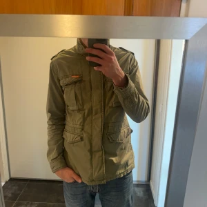 Grön Safarijacka/militärjacka - Superdry storlek L. 