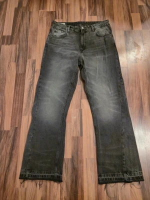 Zara flared jeans  - Säljer ett par jeans från Zara i storlek 42 
