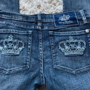 Blå jeans från Victoria Beckham - Snygga blå jeans från Victoria Beckham med raka/bootcut ben. Nån liten diamant har lossnat på bakfickorna men absolut inget man tänker på. 💗💗💗strlk 28