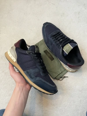 Valentino Rockrunner skor - Valentino rockrunners i en riktigt fet modell! Bra skor till vädret nu. Fint skick, inga tydliga defekter. Dustbag ingår. Kontakta mig för fler frågor och funderingar!