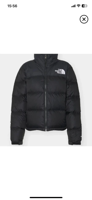 Svart pufferjacka från The North Face - Säljer en svart pufferjacka från The North Face med hög krage och synlig dragkedja framtill. Jackan har en clean look med logga på bröstet och ryggen, samt långa ärmar och quiltad design. Perfekt för kalla dagar och riktigt snygg till streetwear.
