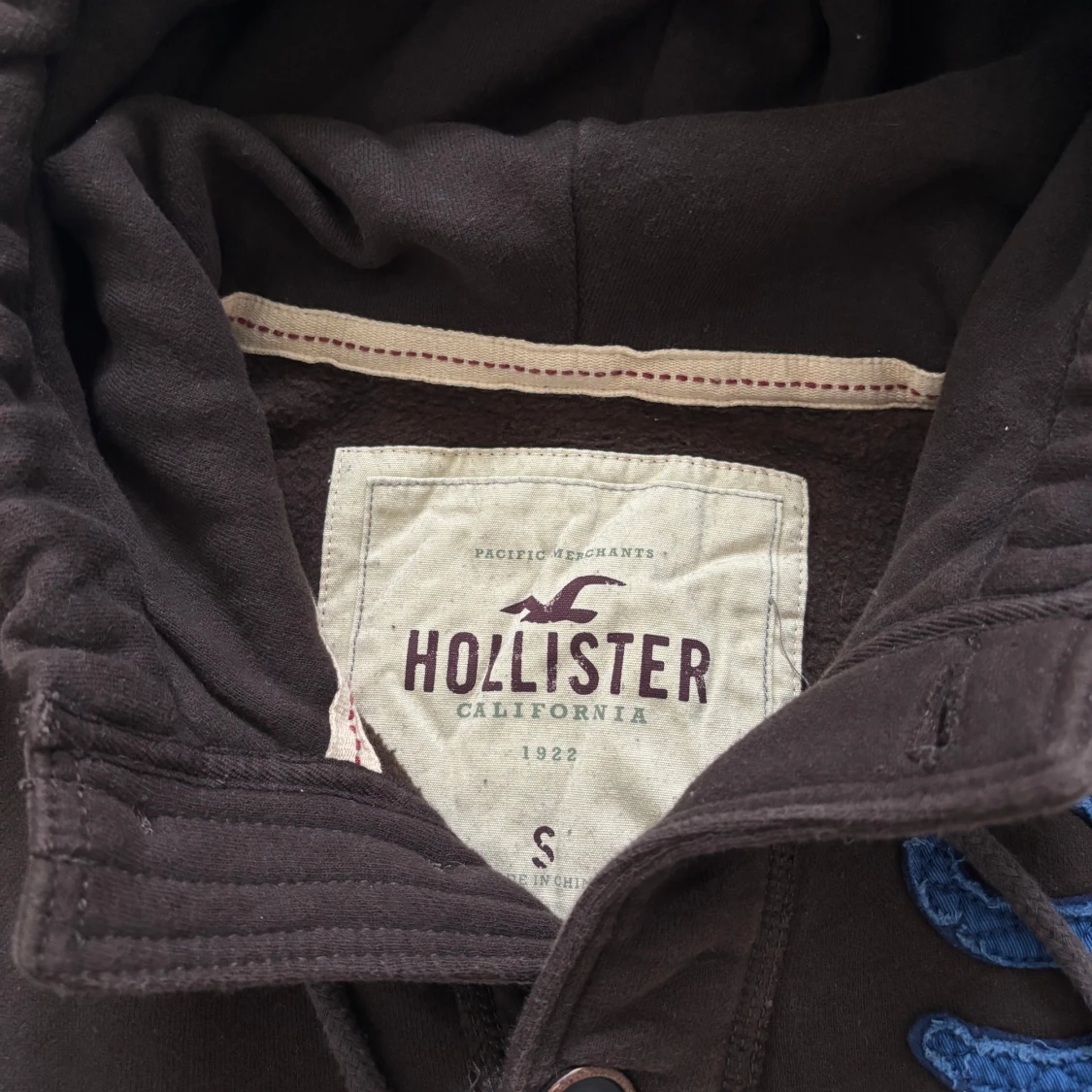 Brun hoodie från Hollister med brodyr - 2
