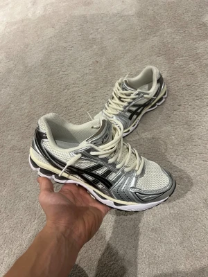Asics gel kayano 14 stl 42,5 - Tjena, säljer ett par Asics gel kayano 14 i stl 42,5 som är knappast använda. Hör av er vid några frågor!