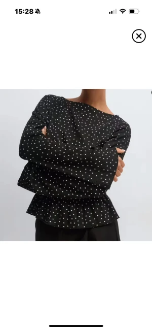 Svart prickig blus med volang - Supersnygg svart blus med vita prickar🩷endast använd en gång, skriv för frågor och postar idag om du köper