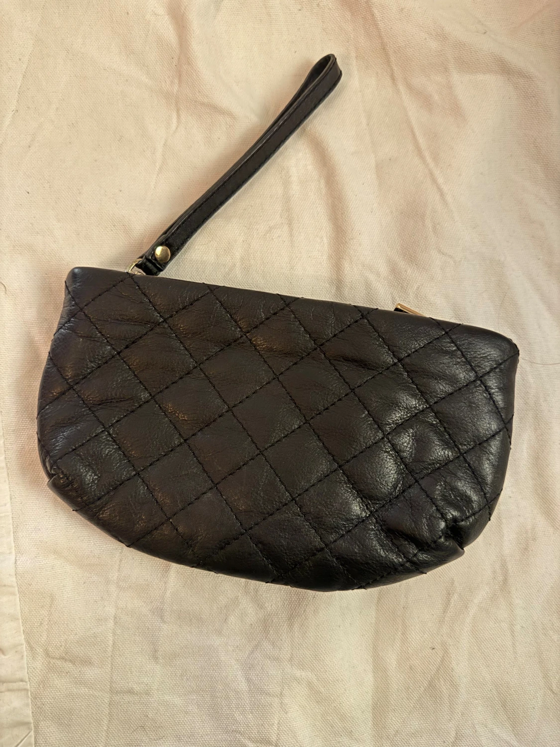 Svart quiltad kuvertväska från DKNY