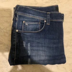 J.Lindeberg jeans Slimfit 👖 - Otroligt snygga oanvända j.Lindeberg jeans med slitningar i storlek 32/32 som säljs för endast 349kr! Tveka inte på att skriva till oss vid minsta lilla fundering! :)