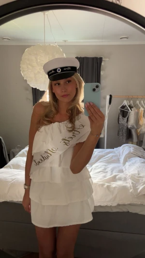 Studentklänning från ANIELLE - Säljer min fina studentklänning från ANIELLE. Strl S i modell lång. Använd en kväll. Så så fin!!💕💕