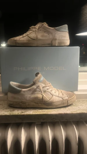 Philippe Model  - Säljer ett par Philippe Model. Riktigt feta skor som har Philippe modell design på sulan vilket är riktigt snyggt. Priset är ej hugget i sten så kom gärna med bud eller skriv vid andra funderingar!.