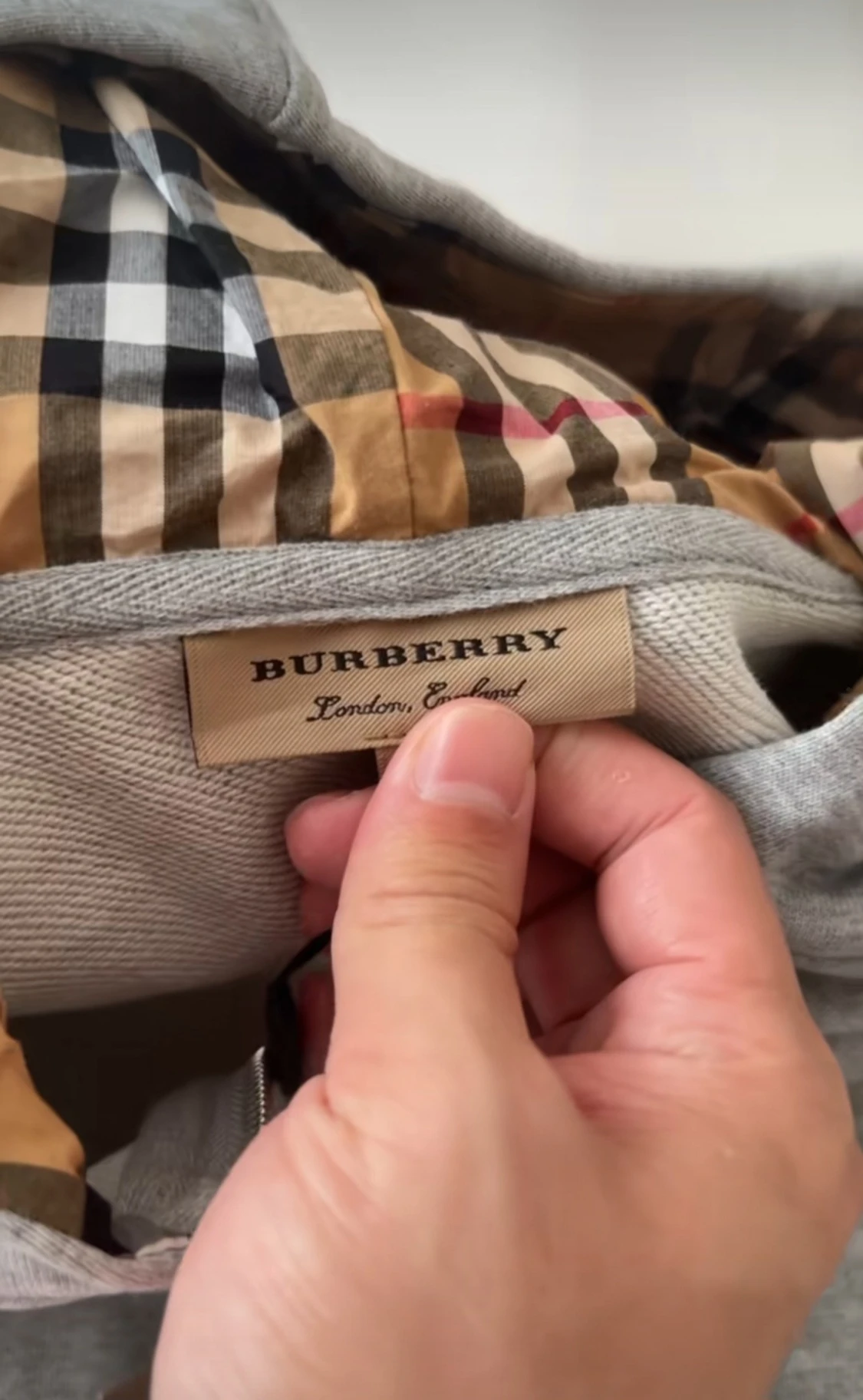 Grå hoodie från Burberry med dragkedja - 1