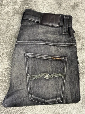 Svarta Nudie Jeans - Svarta Nudie Jeans||Skick 9/10||Storlek 31/32||Modell Thin Finn||Riktigt fet tvätt||Skriv vid minsta intresse||