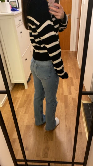 Svartvit randig stickad tröja - Snygg stickad tröja med breda svarta och vita ränder. Modellen är normal i passningen och har långa ärmar med ribbade muddar. Perfekt att matcha med jeans för en chill look. Mjuk och skön kvalitet som håller dig varm under kyliga dagar. Köpt från H&M för 300kr