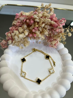 Klöver armband 9mm - Gulligt och fint klöver armband i storlek 9mm , rostfritt stål 