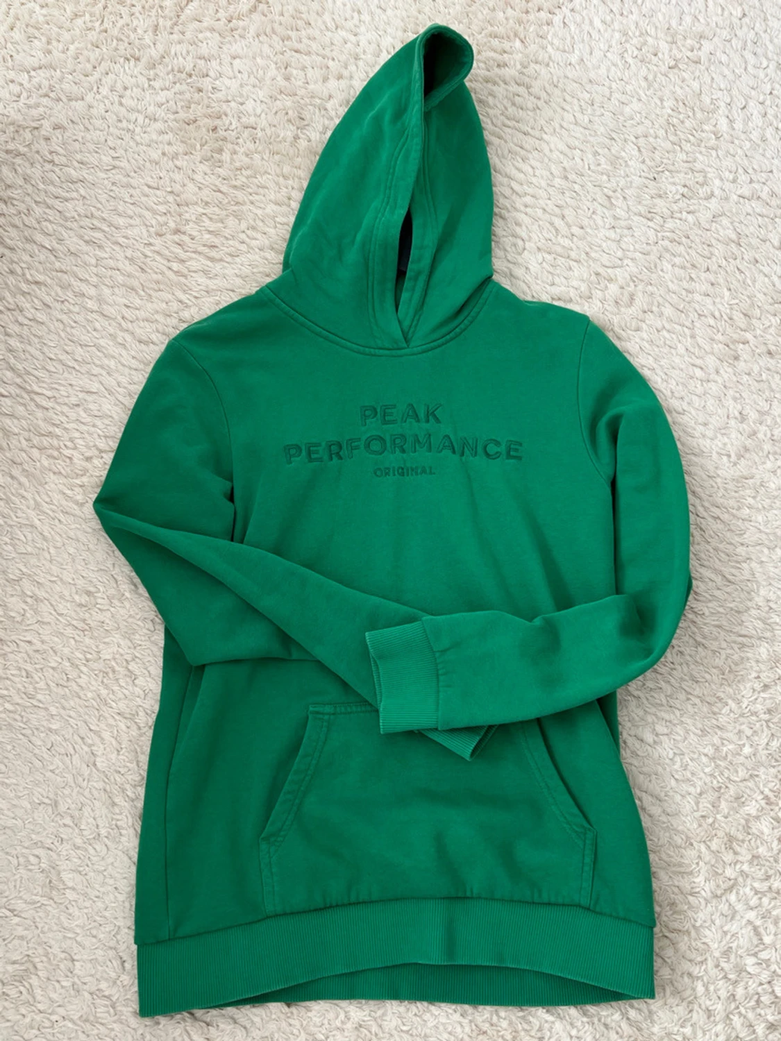 Grön hoodie från Peak Performance