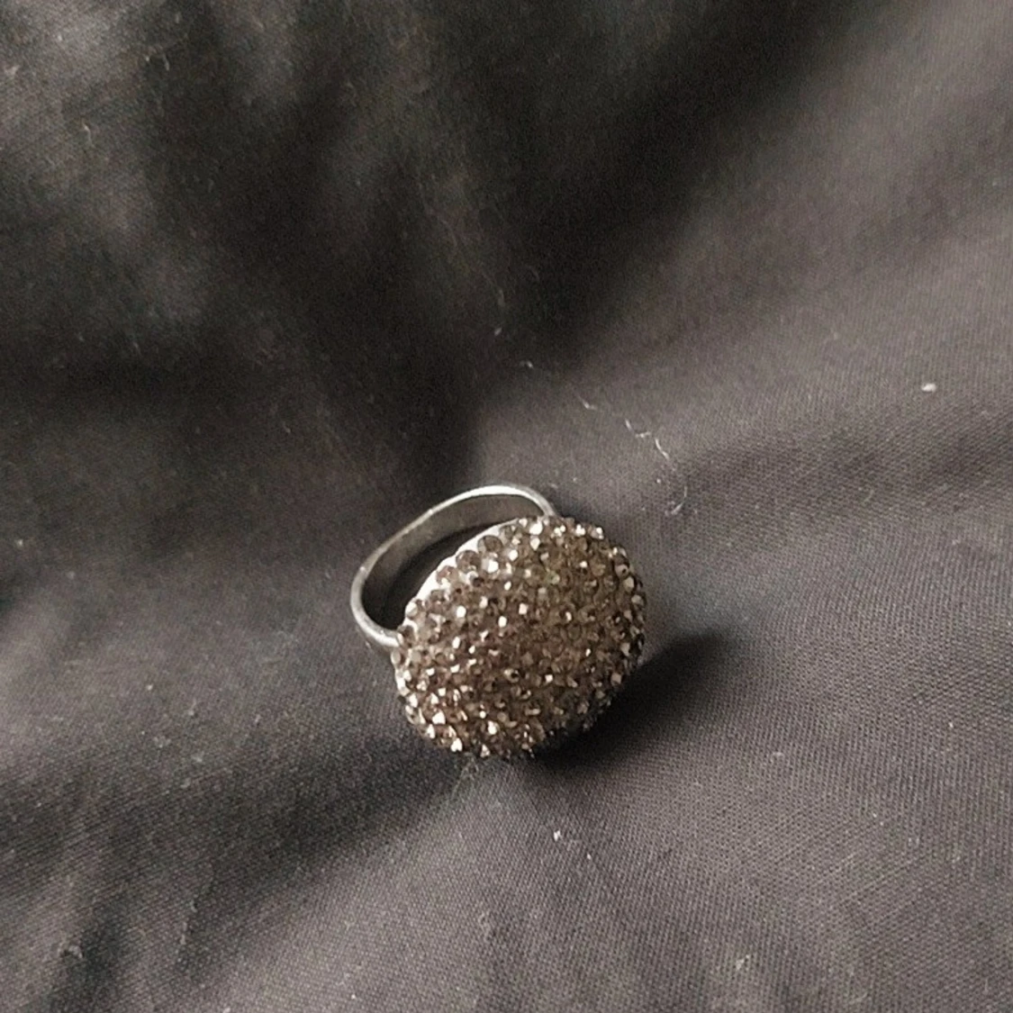 Glittrig silverring med stenar - 1