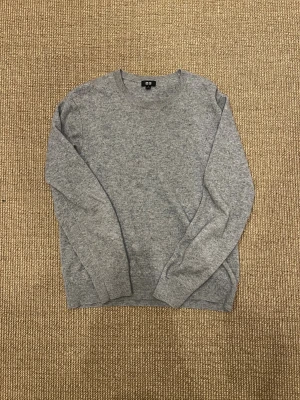 Uniqlo kashmir tröja - - Uniqlo crewneck - 100% kashmir - Skick 8/10 - inget og - Storlek M sitter som S - killen på bilden är 180 och väger 72 kg
