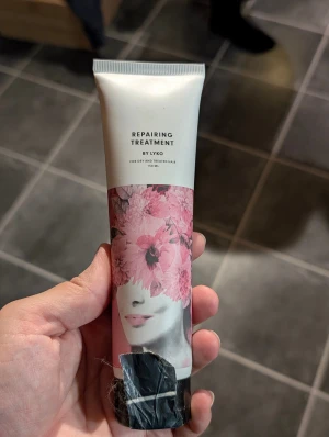 Repairing Treatment hårinpackning Lyko - Lyko Repairing Treatment är en djupverkande hårinpackning med macadamiaolja för torrt och behandlat hår. Obruten med tejpen kvar. Innehåller 150 ml och är 100% vegansk.