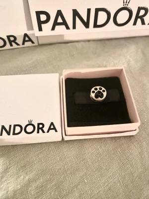 Pandora tassberlock - Säljer en berlock från pandora i sterling silver.                                                                                      ‼️Armbandet ingår inte, fast jag säljer det på en av mina andra annonser‼️                        