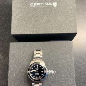 Certina DS Action 38mm - Säljer min Certina DS Action i bra skick. Med klockan kommer även box, papper och certifikat såsom äkthetsbevis. Vid en snabb och smidig affär kan jag gå ner lite i pris