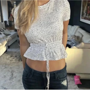 Zara prickig topp - Super söt prickig topp från Zara i strl M men som sitter som S. Super fin och passar till allt!