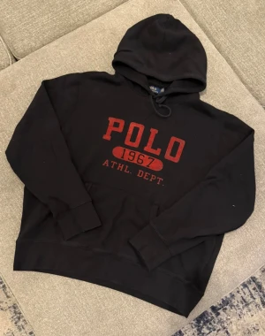 Ralph Lauren hoodie - Snygg hoodie med tryck från Ralph Lauren.                Storlek M.                                                                      Bra skick utan hål eller andra skador                      Bara att skriva vid funderingar!