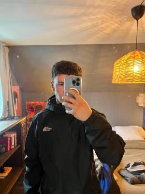 Svart vindjacka från The North Face | Small - Svart vind och regnjacka från The North Face med huva och dragkedja framtill. I perfekt skick utan defekter, bästa materialet som aldrig slits. Köpt för 1449 kronor. Passar small och medium beroende på vilken passform man vill ha 