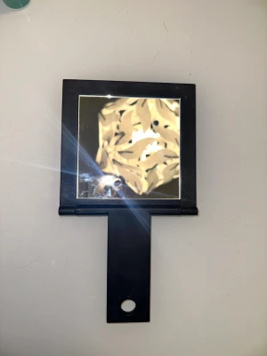 Svart sminkspegel från Lindex Lindex Spegel - Säljer en stilren sminkspegel från Lindex med svart ram och handtag. Spegeln är fyrkantig och har ett praktiskt handtag med hål för enkel upphängning eller grepp. Perfekt storlek för att fixa sminket hemma eller ta med på resan. Ena spegeln är zoom in och anda är vanlig perfekt för att noppa ögonbryn med samt sätta fransar man ser detaljerna man inte kan se med vanlig spegel 👍🏻🌟👌🏻En spegel från Lindex. Perfekt för smink eller som en dekorativ detalj.