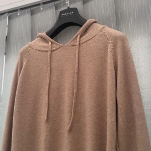 Kashmir hoodie - Snygg beige Kashmir och merinoull hoodie perfekt under kallare dagar | Storlek XS passar nog någon runt 167-172 | Färgen i bilden ser mer orange ut än den är | Hör av dig vid funderingar 👍