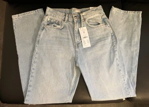 Ljusblå raka jeans med slitningar - Helt nya och oanvända högmidjade jeans från Ginatricot i storlek 36 🩵