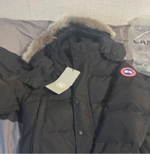  Canada goose wyndham parka  - Canada goose Wyndham parka  jätte fin o vacker storlek s lapparna o påse finns päls!