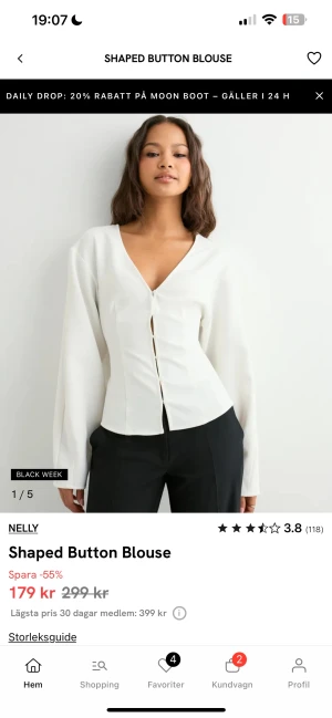 Vit blus med v-ringning från Nelly - Vit blus från Nelly med v-ringning och figurnära passform. Ny med prislapp och helt slutsåld.