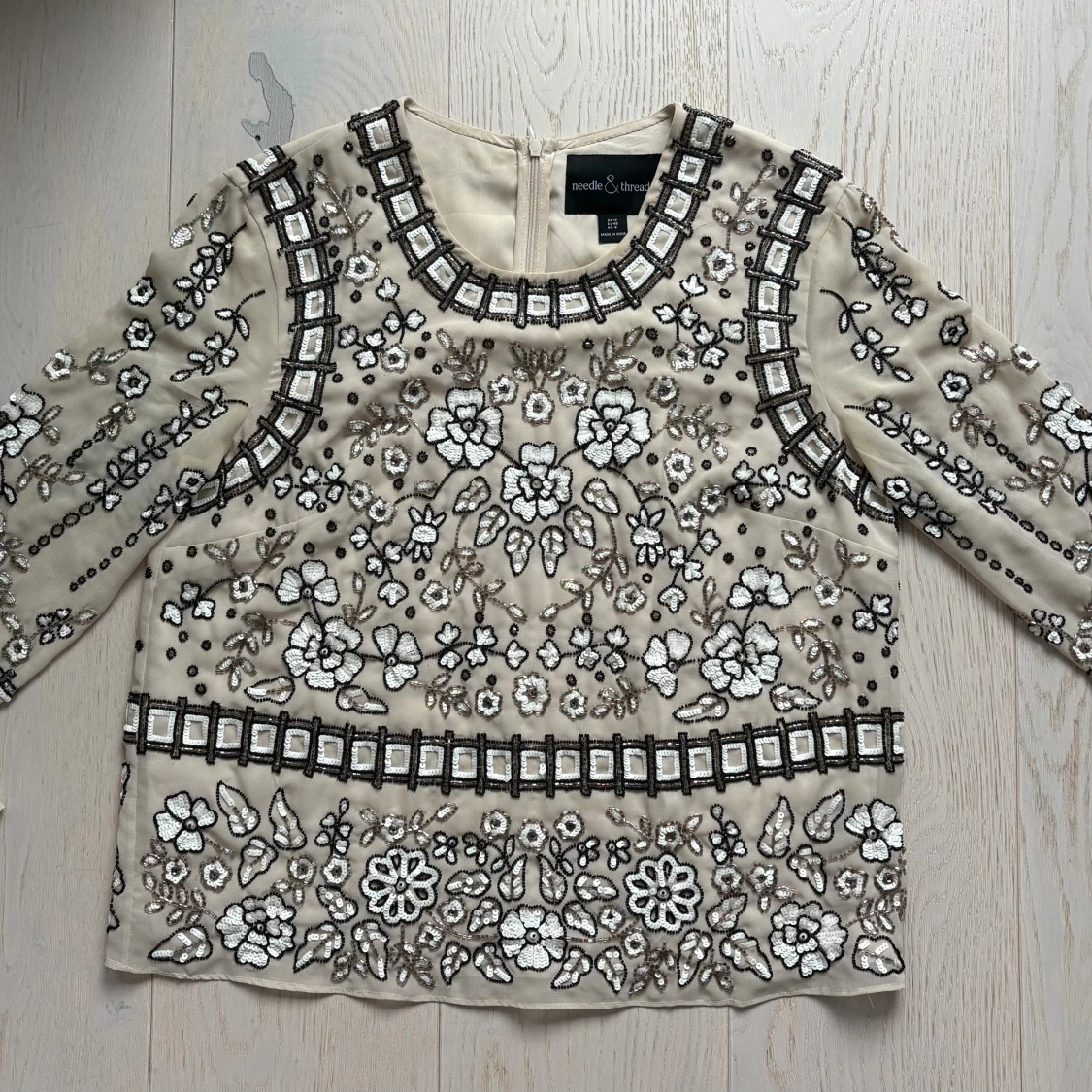 Beige blus med pärlbroderi från Needle & Thread