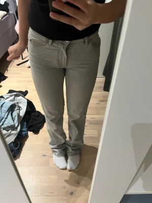 Gråa straight jeans  - Gråa raka jeans från gina tricot som ej passar mig längre, skitfina och framhäver ens kurvor😄