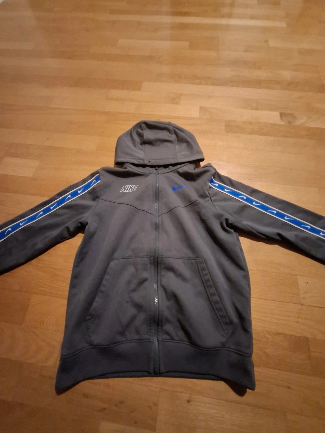 Grå Nike hoodie med blå detaljer