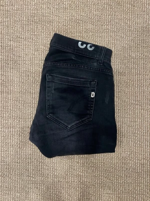 Dondup jeans - - Dondup jeans - Modell george skinny fit - Svart färg - W32 - Skick 9/10 - killen på bilden är 180 och väger 72 kg