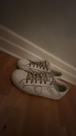 Philip Model sneakers  - Säljer mina vita Philippe Model i fint men använt skick. Modellen är stilren och passar till allt – jeans, kostymbyxor eller klänning. Sköna att gå i och riktigt bra kvalitet, som alltid från Philippe Model.