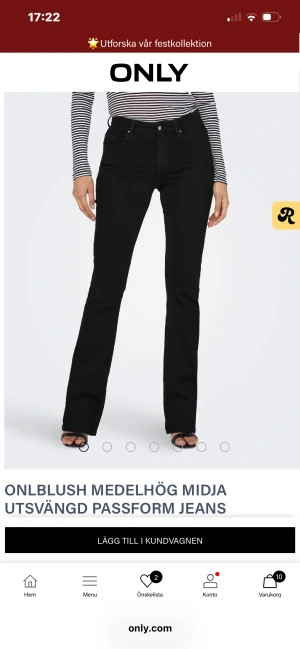 Svarta bootcut jeans från ONLY - Snygga svarta jeans från ONLY med medelhög midja och bootcut-ben. Klassisk femficksmodell med knapp och dragkedja framtill. Jeansen är tillverkade i ett stretchigt bomullsmaterial som sitter bekvämt och ger en schysst siluett.