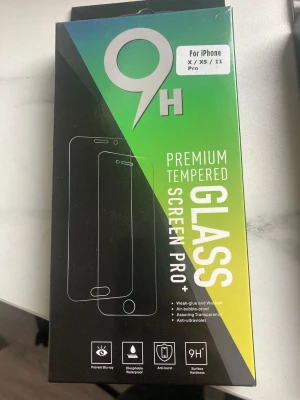 5pcs Premium Tempered Glass Screen Protector for iPhone X/XS/11 Pro - Skydda din iPhone X, XS eller 11 Pro med detta premium härdade glas. 9H hårdhet, anti-fingeravtryck, reptålig, stötdämpande och vattentålig. Enkel applicering med noll rester. Förpackningen är i gott skick. 5st kvar i fp. 