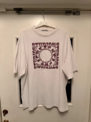 Acne Studios T-shirt - Otroligt fin och sällsynt piece från Acne.