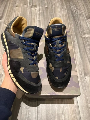 Valentino Garavani Rockrunner sneakers - Ett par speciella och mer sällsynta par Valentino-rockrunners som inte många har. Perfekt inför vintern. De ha en defekt då det är lite lim på den ena skon som man ser på bilden. En tag har också ramlat av, men båda dessa defekter syns inte vid användning. Skriv vid frågor 