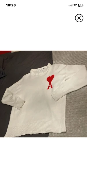 Vit stickad tröja Ami med rött hjärta - Skön tröja från ami pari tvär fet går till allt typ, passar bra nu inför vintern stickat o varmt skriv vid funderingar 