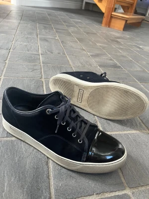 Lanvins  - Tja, Säljer ett par exklusiva sneakers från Lanvin, kända för sin lyxiga design och höga kvalitet. Självklart äkta✅. Skorna är i mörkblå mocka med svart lackad tå, en riktigt snygg och unik kombination som passar både till vardag och lite mer uppklädda tillfällen. Perfekt nu till vintern Nypris:5000kr 💸 Mitt Pris!: 2499 kr 📍 Skick: Mycket bra (pris ej hugget i sten)