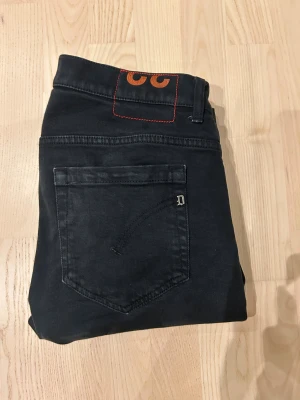 Dondup George jeans  - Säljer mina svarta dondup George jeans i extremt bra skick, skriv vid minsta fundering priset går att diskutera vid snabb affär 🤩 