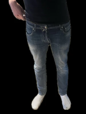 Jacob cohen jeans  - Ett par riktigt feta Jacob cohen jeans med en skön tvätt o slitningar. Modell 622/ slim fit. Modellen på bilden är 187 o väger 73. Om det är något du undrar över så fråga 🙋. 