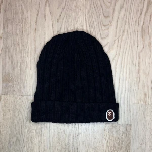 Bape mössa/beanie - Säljer min bape mössa i mycket bra skick, skriv vid frågor, priset går att diskuteras och kan posta direkt efter köpet ☺️
